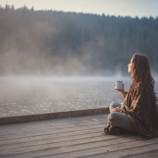 Schlaf natürlich unterstützen: Wie unser „beecalm“-Oxymel dir helfen kann, abends zur Ruhe zu kommen