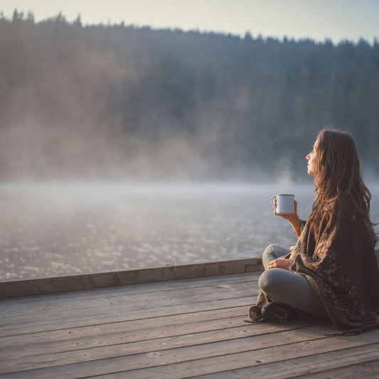 Schlaf natürlich unterstützen: Wie unser „beecalm“-Oxymel dir helfen kann, abends zur Ruhe zu kommen